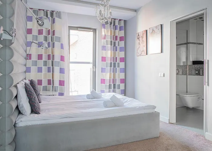 Lily Apart - Waterlane Pool & Gym Apartment